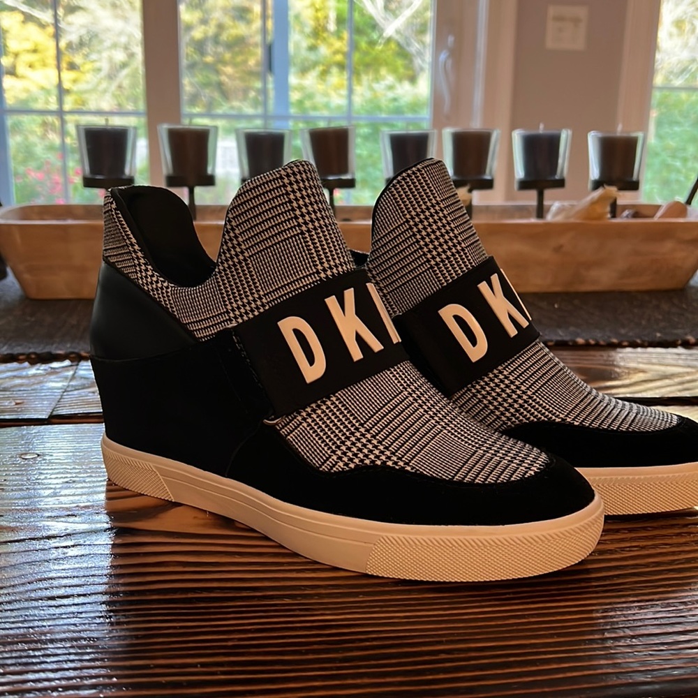 dkny cosmos platform sneakers